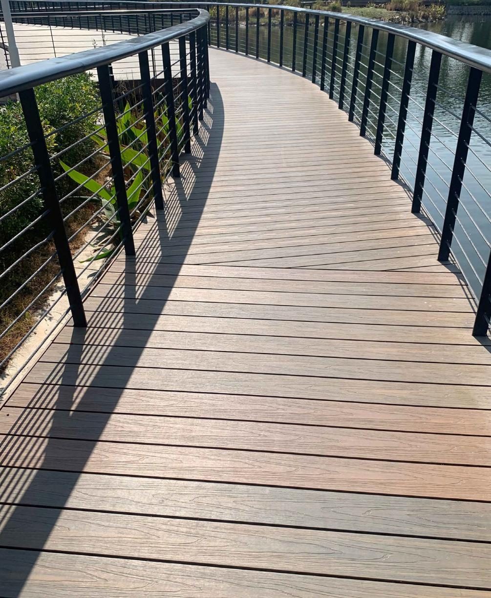 Decking staza uz vodu
