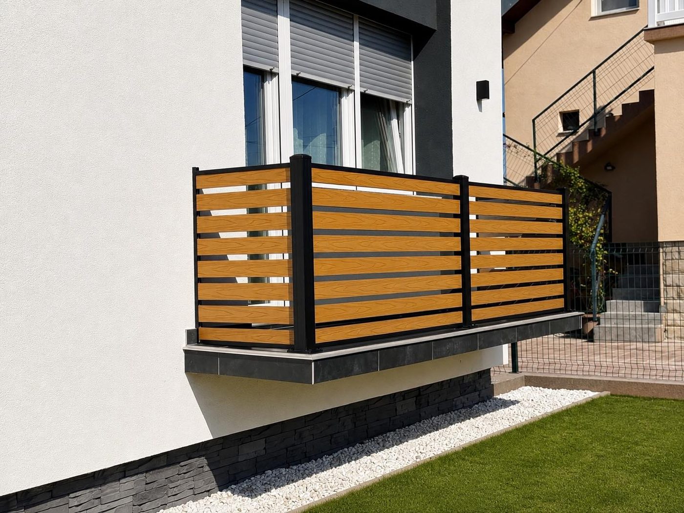 Balkonska WPC ograda, boja Teak, kutni pogled