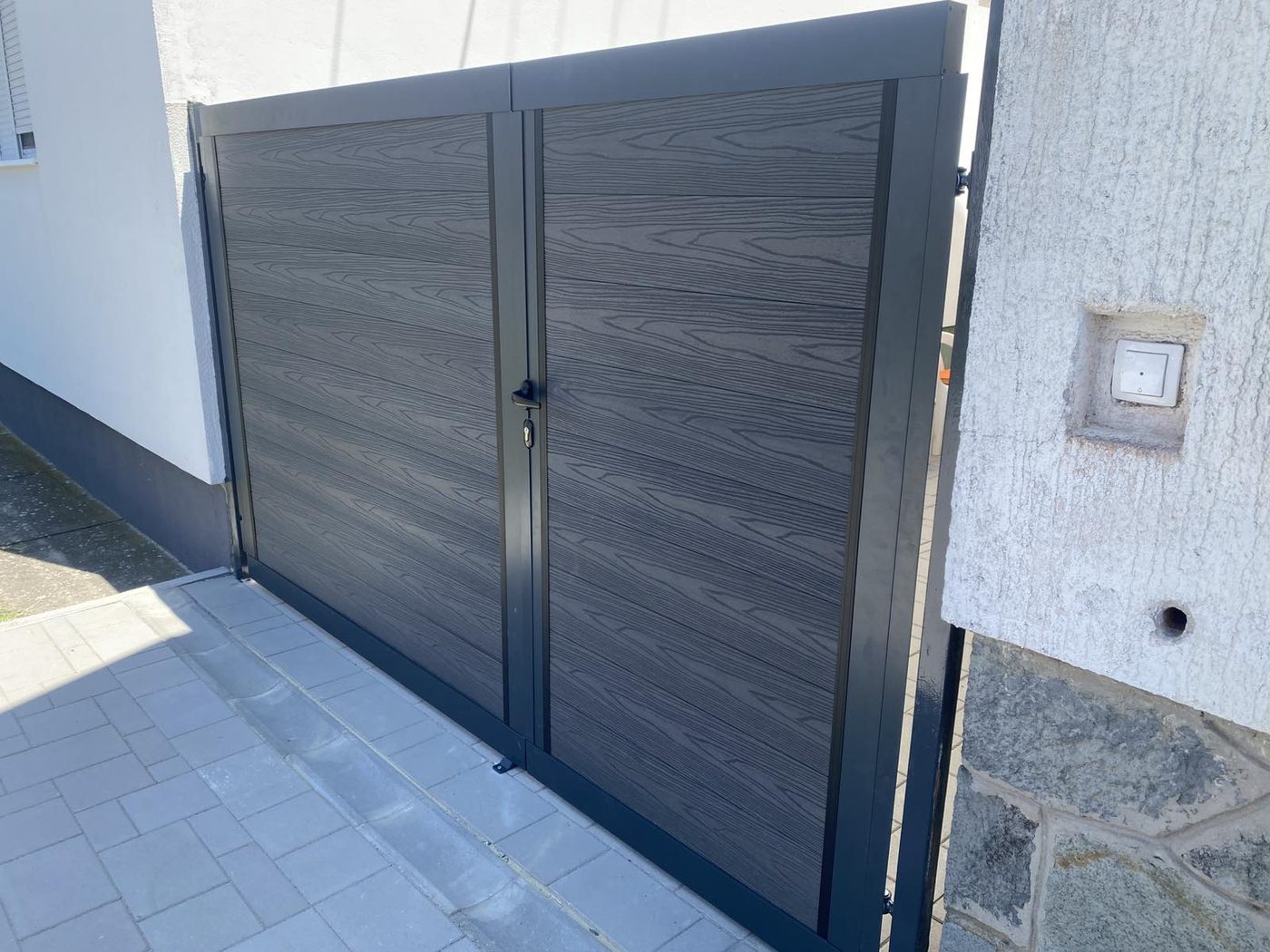 Detalj ulaznih WPC vrata s bravom