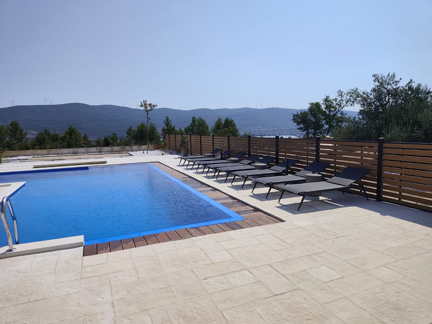 WPC ograda cijelom dužinom bazena, pogled na planine