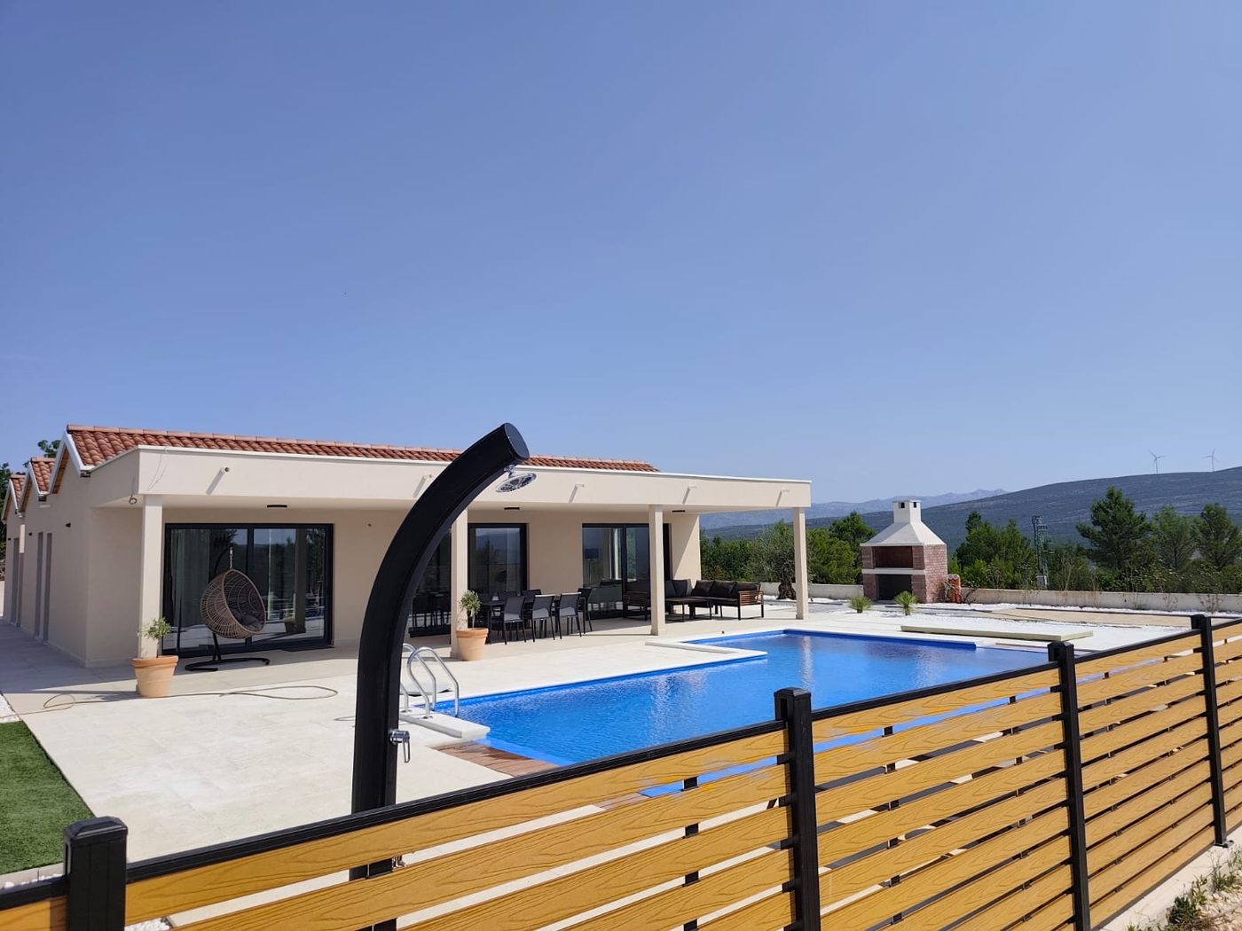 Vila s bazenom ograđena WPC ogradom
